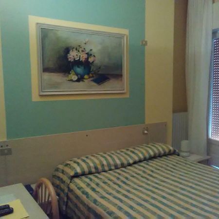 Hotel Cristallo ペスキエーラ・デル・ガルダ エクステリア 写真