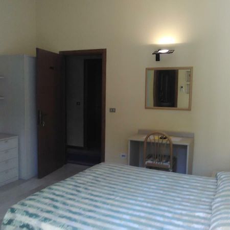 Hotel Cristallo ペスキエーラ・デル・ガルダ エクステリア 写真