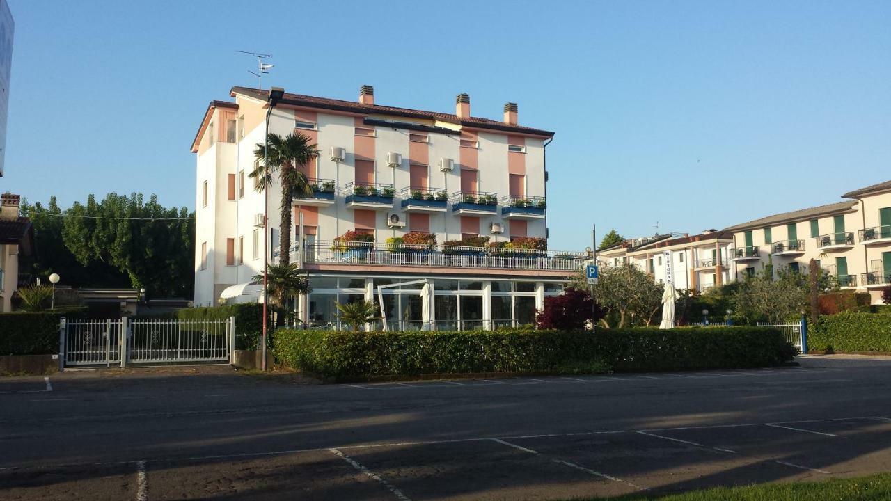 Hotel Cristallo ペスキエーラ・デル・ガルダ エクステリア 写真