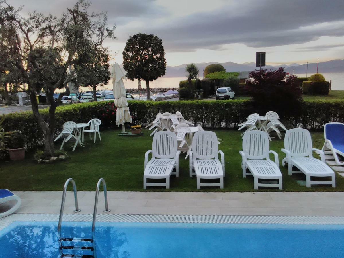 Hotel Cristallo ペスキエーラ・デル・ガルダ エクステリア 写真