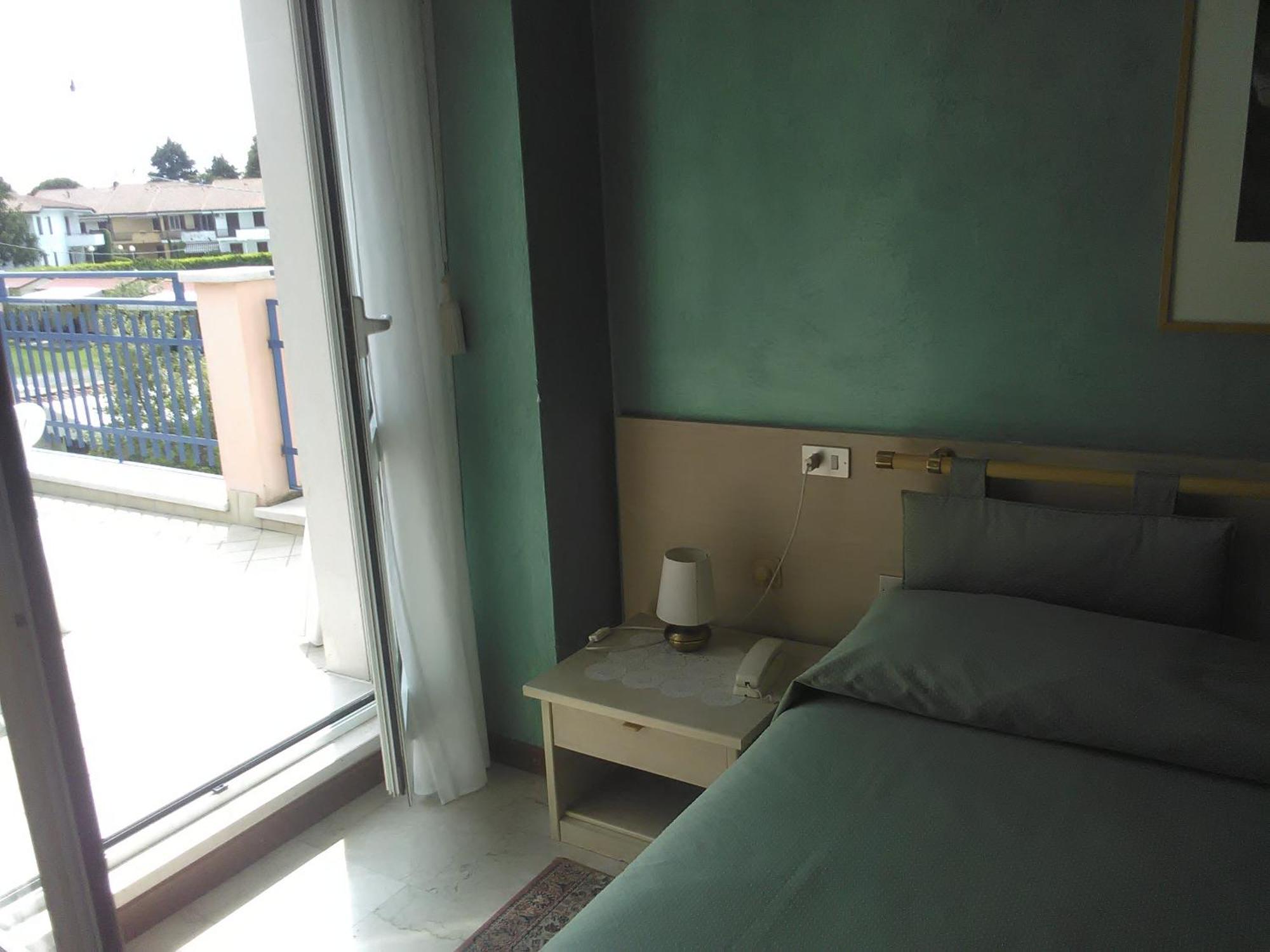 Hotel Cristallo ペスキエーラ・デル・ガルダ エクステリア 写真