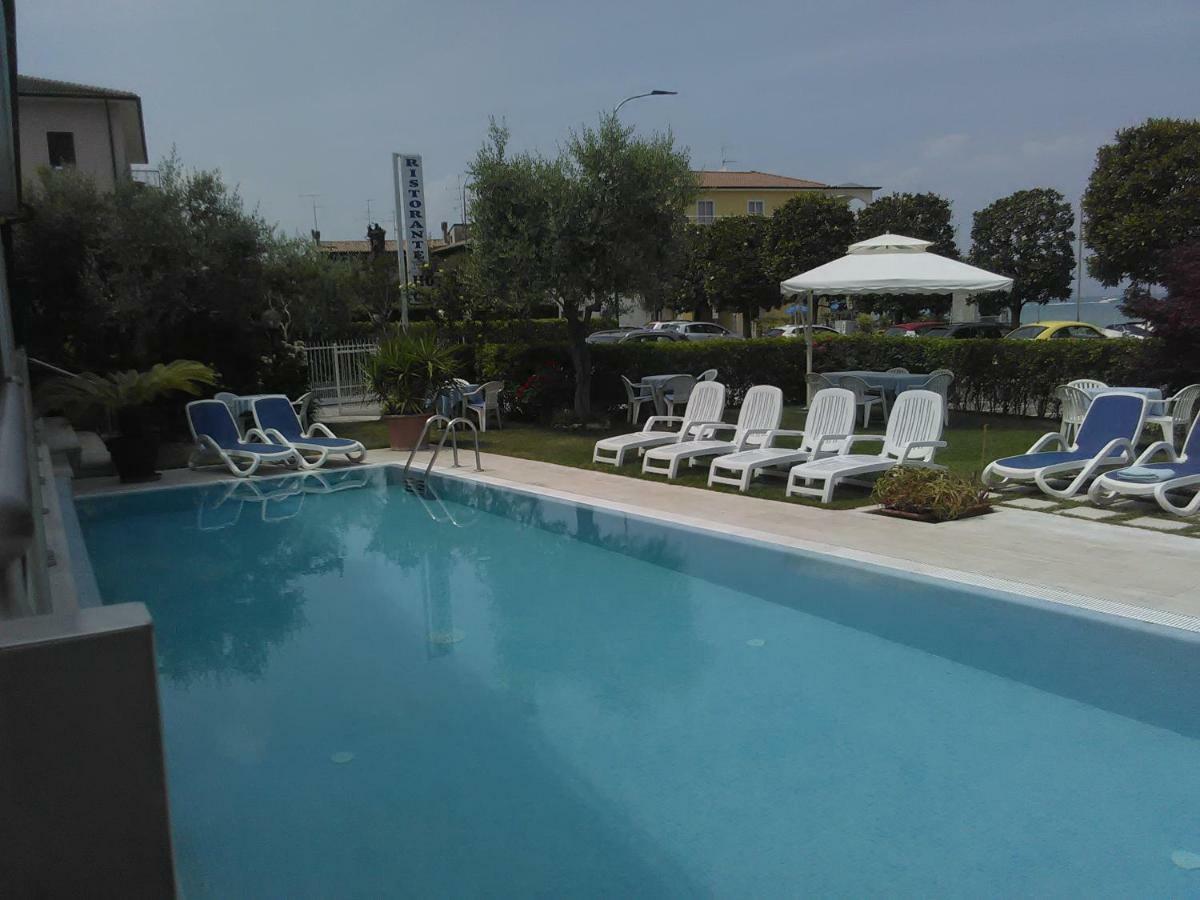 Hotel Cristallo ペスキエーラ・デル・ガルダ エクステリア 写真