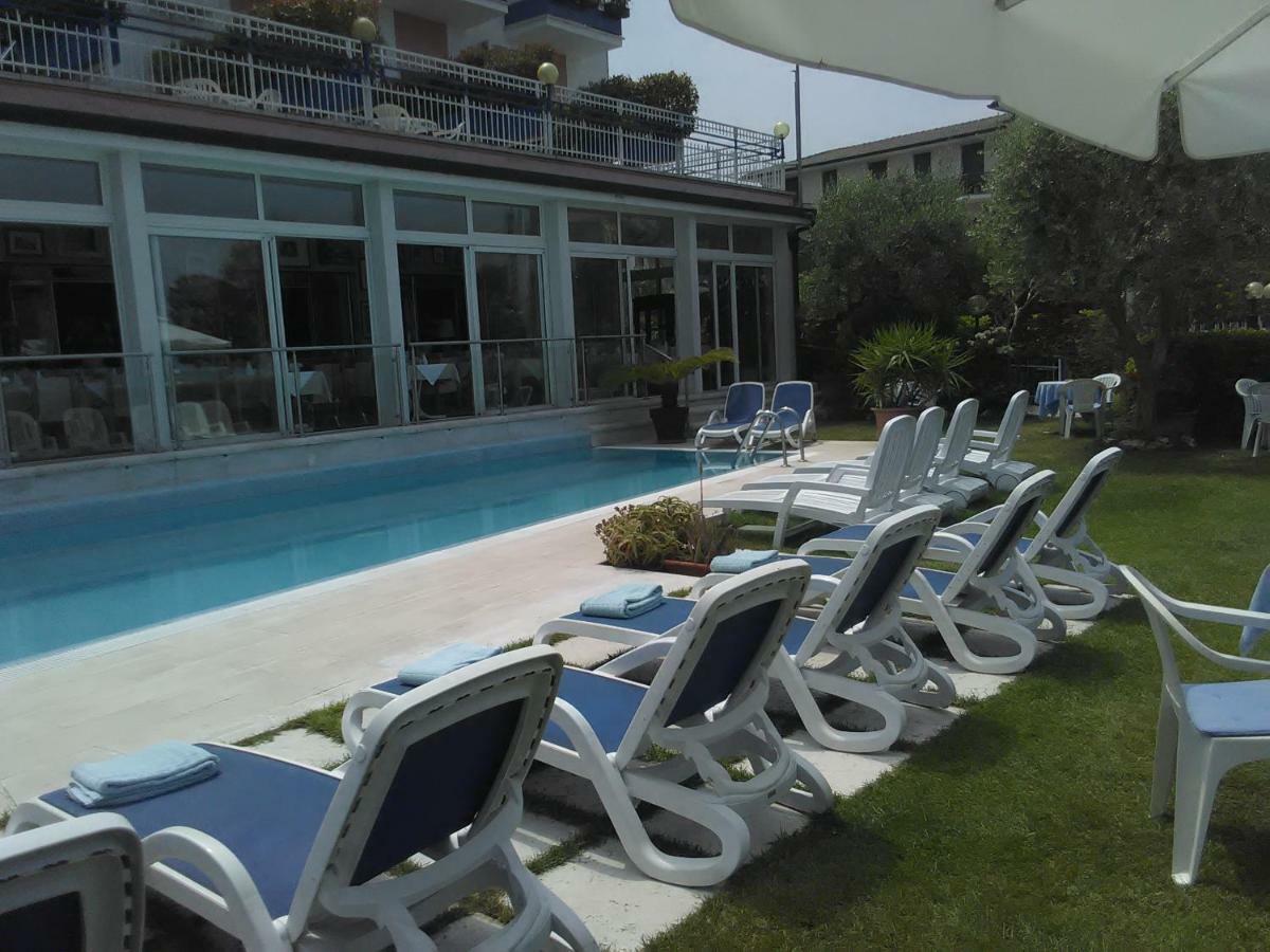 Hotel Cristallo ペスキエーラ・デル・ガルダ エクステリア 写真